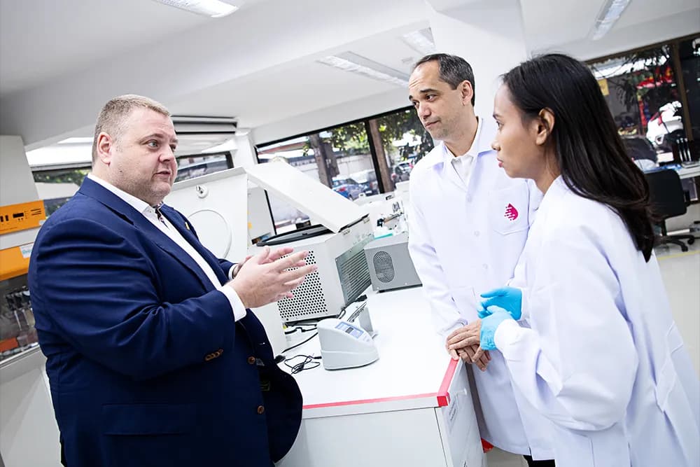 X-ZELL founder using a fluorescence microscope workstation